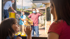 Brüder versorgen eine Mutter und ihre kleine Tochter mit Hilfsgütern.