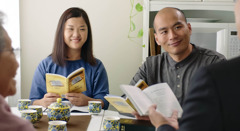 Stseen videost „Ärgu hääbugu sinu armastus koguduses. Armasta immigrante”. Bill ja Maggie Zeng naeratavad, kui nendega piiblit uuritakse.