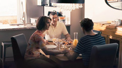 Mambu madi mu video “Nzambi ‘Zebi Mabanza Matsi Ntima.’” Khomba wu ditoko widi mu kusolula na matata mandi mu thangu yi kudia.