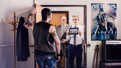 Khomba wadi zi babakala mu kisalu ki kusamuna, badi mu kuvana kimbangi kuidi dibakala widi tsisi. Khomb′itu wummonisa video “Kibila Mbi tu Fweti Longukila Kibibil’e?” Foto mu kibaka yi dingumba banyolanga yandi.