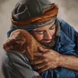 Um pastor abraça com carinho sua ovelha.