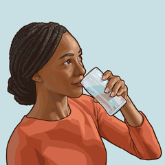 אישה שותה כוס מים.‏