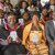 Zusters en een broeder hebben de net uitgegeven ‘Nieuwewereldvertaling’ in het Xhosa in hun handen.