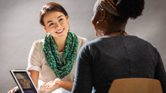 Une sœur dirige un cours biblique ; elle a un grand sourire.