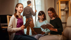Brat patrzy zza firanki, co się dzieje na zewnątrz, a jego żona i dwie córki czytają Biblię.
