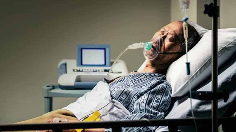 Un bărbat bolnav aflat pe patul de spital