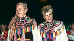 Harvey és Kathleen amisz ünnepi viseletben.