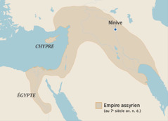 Carte montrant les limites de l’empire assyrien au 7e siècle avant notre ère. Sont indiqués les lieux suivants : l’Égypte, Chypre et Ninive.