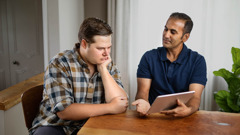 Bătrânul îi dă fratelui un sfat bazat pe Biblie. Fratelui îi este greu să accepte sfatul.