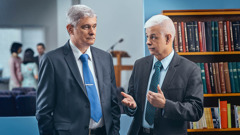 En äldste ger råd till en upprörd broder i biblioteket på Rikets sal.