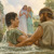Timotejeva majka Evnikija i baka Loida sa osmehom na licu posmatraju Timoteja dok se krštava u reci.