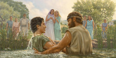 Timothée se fait baptiser dans une rivière ; sa mère, Eunice, et sa grand-mère, Loïs, le regardent avec beaucoup de joie.