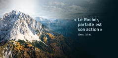 La phrase « Le Rocher, parfaite est son action », tirée de Deutéronome 32:4, apparaît à côté d’une chaîne de montagnes.