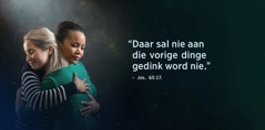 Die woorde “Daar sal nie aan die vorige dinge gedink word nie” uit Jesaja 65:17, verskyn langs twee susters wat mekaar ’n drukkie gee en verlig lyk.