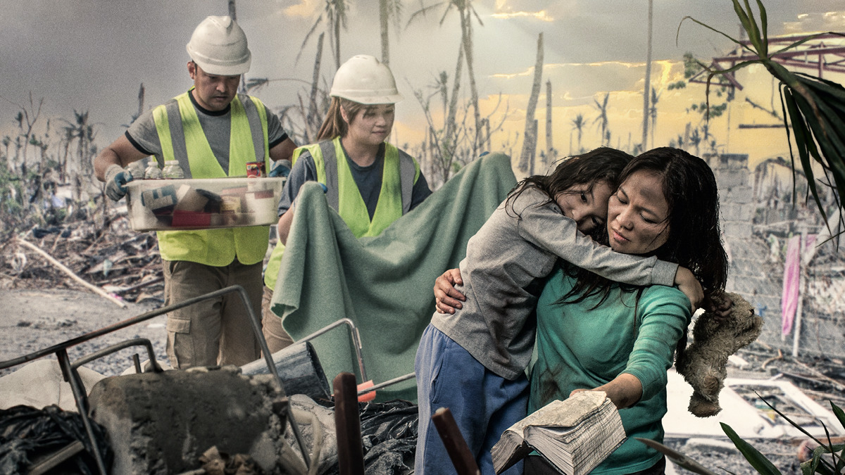 Ένα ζευγάρι βοηθάει μια μητέρα με την κόρη της έπειτα από μια καταστροφική πυρκαγιά.