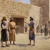 Неемија им дава упатства на двајца мажи надвор од градската порта на Ерусалим.