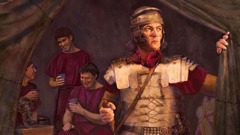 Un soldado romano con la armadura completa. Está vigilando de pie a la entrada de una tienda de campaña. Detrás de él hay unos soldados que no llevan puesta la armadura y que están bebiendo y riendo.