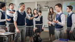 Dois jovens Testemunhas de Jeová continuam calmos enquanto defendem sua fé na frente dos seus colegas de classe, que estão com raiva, e de sua professora.