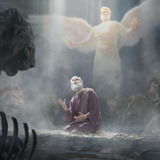 Profeti Daniel sheh nga qielli ndërkohë që është i rrethuar nga luanët në një gropë. Mbi të rri një engjëll që e mbron.