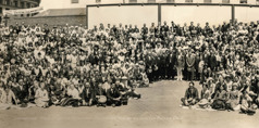 A large group of brothers and sisters at the 1923 Bible Students’ convention in Los Angeles, California.