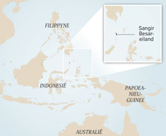 ’n Kaart van Indonesië en omliggende lande. ’n Inlasfoto wys die klein eiland Sangir Besar.