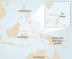 Une carte de l’Indonésie et des pays voisins. En médaillon : la petite île Sangir.