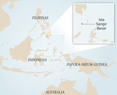 Un mapa di Indonesia i otro paisnan rònt di dje. Den e plachi chikitu por mira e isla chikitu Sangir Besar.