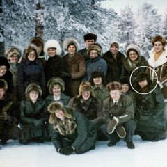 Erkki împreună cu alți cursanți ai Școlii pentru Pionieri, în aer liber, într-un cadru de iarnă, înconjurați de zăpadă. Toți au haine de iarnă și căciuli.
