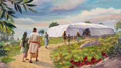 Israeliți mergând pe o cărare și intrând într-un cort de dimensiuni mari.