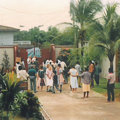 Hermanos hablándoles a unos refugiados a la entrada del Betel de Liberia.