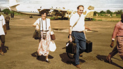 Paul y Anne caminando por la pista después de aterrizar en el aeropuerto de Liberia.