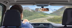 Wahn man tek wahn kwik luk eena di miro wail ih di jraiv pahn wahn kervi road.