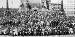 Um grande grupo de irmãos e irmãs reunidos para uma foto no congresso de 1925 em Indianápolis, Indiana.
