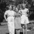 約翰娜·哈普、她的兩個女兒、和她們家的好朋友