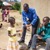 Au Burundi, Nolla montre La Tour de Garde aux hommes qui lui avaient demandé du charbon