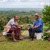 Un frère prêche à un homme aux Fidji