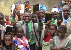 Jehovah’s Witnesses in Mozambique with new Bible literature
