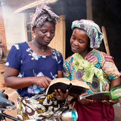 Une sœur utilise la Bible pour faire réfléchir une dame