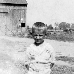 Kenneth Little quand il était enfant à la ferme de ses parents