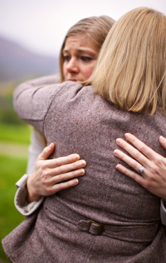 Uma irmã consolando outra irmã que se divorciou