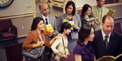 Uma mãe e sua filha chegando atrasadas a uma reunião