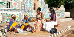 Dos Testigos predicando a dos mujeres de la tribu endebele (Sudáfrica)