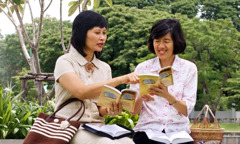 Une femme Témoin de Jéhovah parle de la bonne nouvelle à une dame