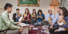 Un grupo de cristianos se reúne en una casa
