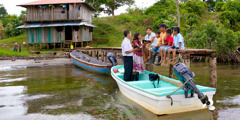 Lipaki Tsa Jehova li sebelisa liketsoana ha li il’o pakela batho ba lulang lihlekehlekeng tsa Bocas del Toro, Panama