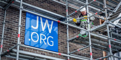 JW.ORG-teken op die Wijnegem-Koninkryksaal in België