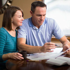 Um casal conversando sobre os gastos da família