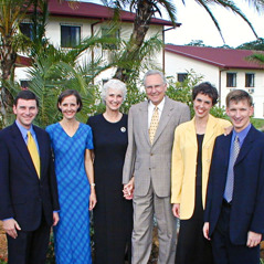 Thomas y Bethel McLain con sus dos hijas y sus yernos