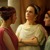 Una hermana del siglo primero mira para otro lado enojada mientras dos hermanas hablan con ella