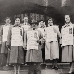 Ko Denton Hopkinson pea mo ʼihi lolotoga tanatou fagonogono ia he akonaki ki te kaugā malie ʼi te taʼu 1953